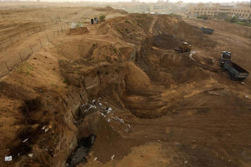 تجدد أعمال التجريف في موقع تل السكن الأثري بغزة