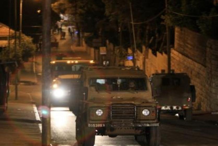 قوات الاحتلال تصادر معدات مخرطة بزعم انها تقدم خدماتها لمنظمة غير مشروعة