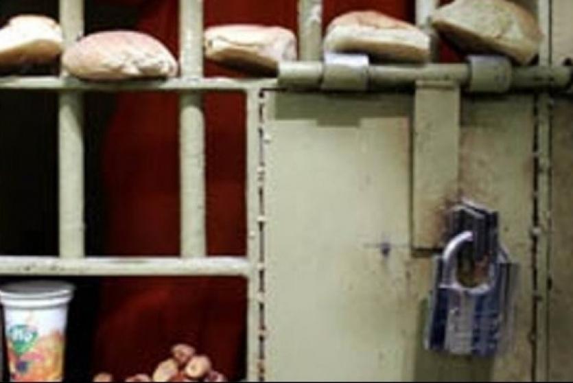أربعة أسرى يواصلون اضرابهم عن الطعام