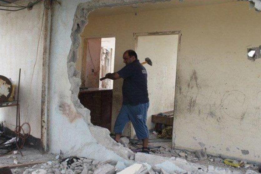 مقدسي يهدم منزله بيده 