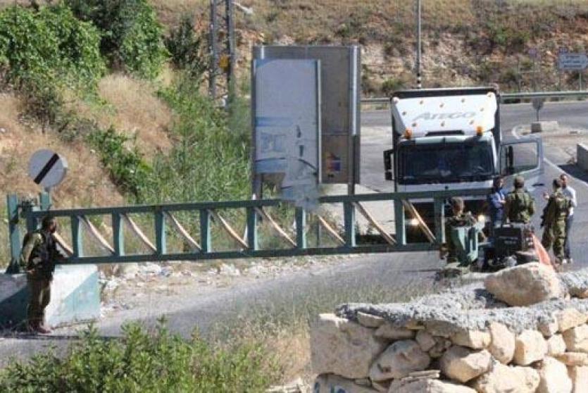 الاحتلال يغلق مدخل بلدة سنجل ببوابة حديدية