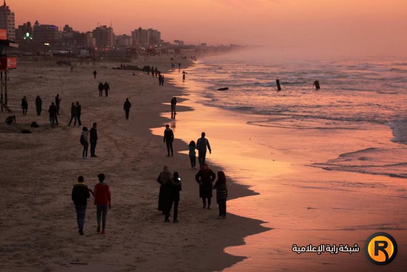 الغزيون يتجهون لشاطئ البحر رغم الأجواء الباردة