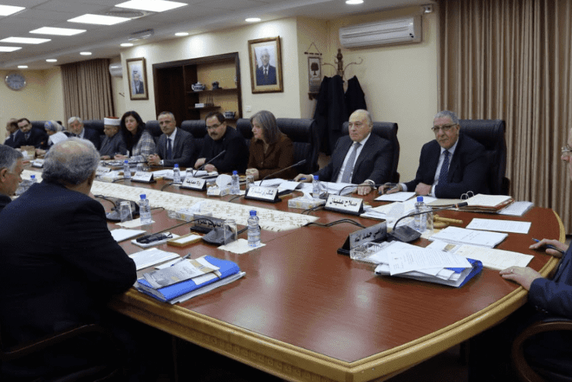 الحكومة تحذر من  القيام بمنع الموظفين من الدخول إلى وزاراتهم في غزة