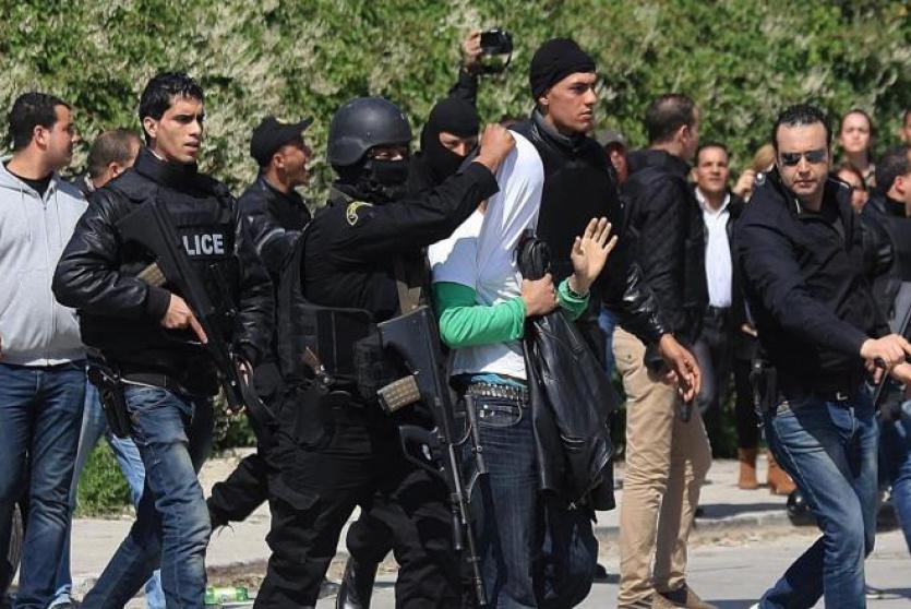 إيقاف أحد المحتجين في تظاهرات تونس