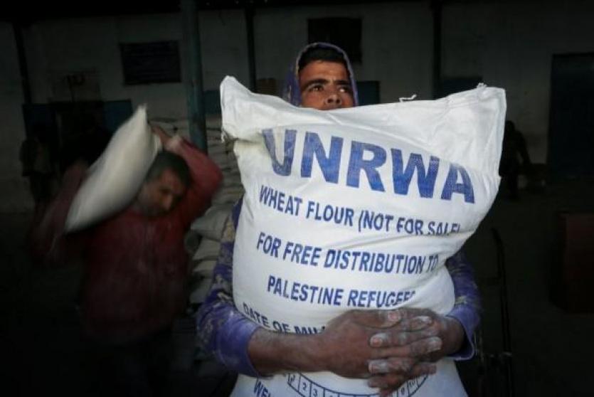 مواطنون يتلقون مساعدات من الأونروا
