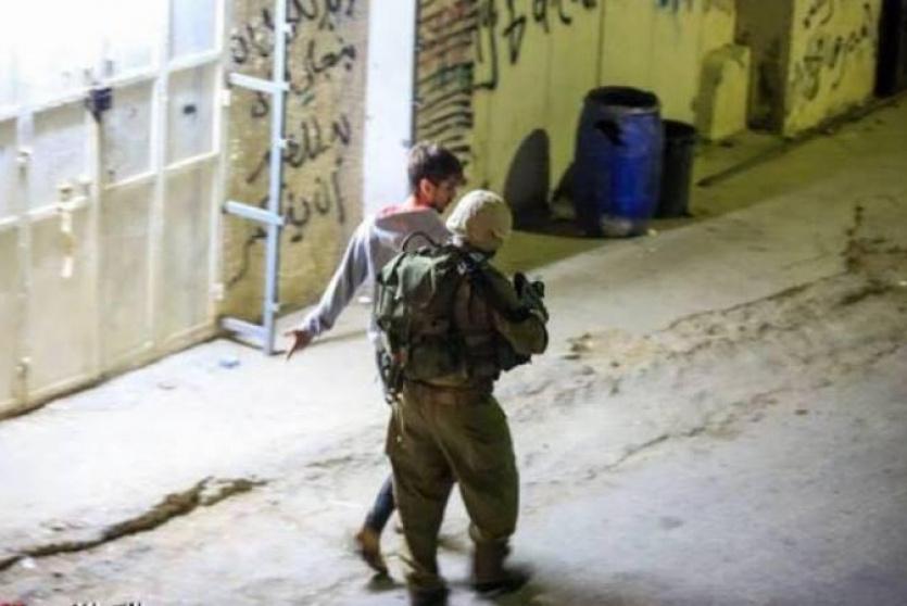 جندي اسرائيلي يعتدي على شاب  اثناء اعتقاله- ارشيف