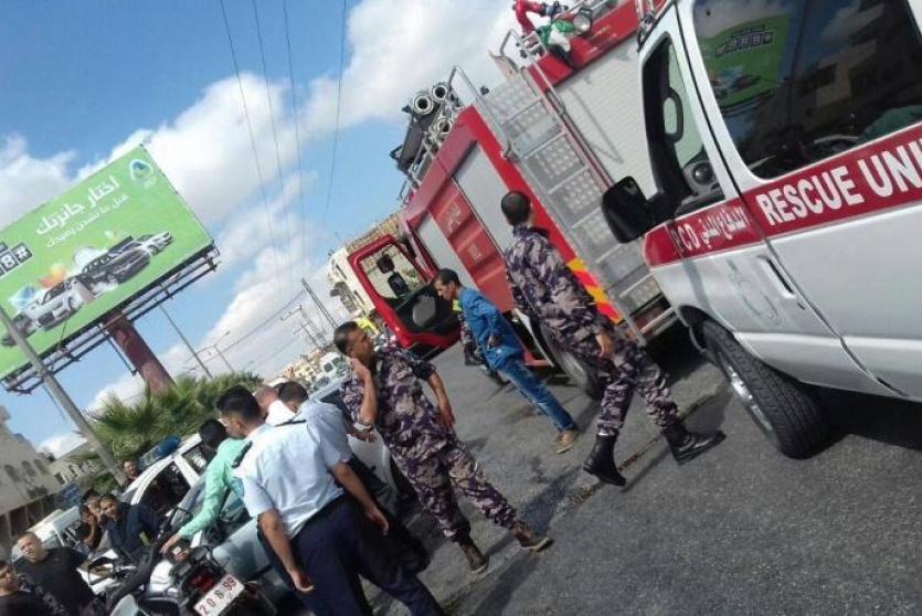 عناصر من الشرطة والدفاع المدني خلال حادث سير- ارشف 