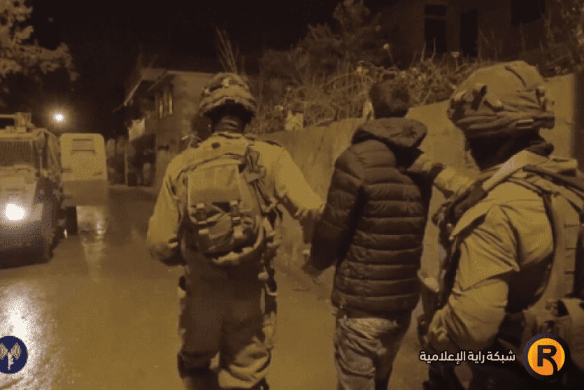 قوات الاحتلال خلال اعتقال شاب- ارشيف