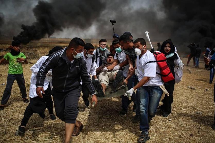 خلال نقل احدى الاصابات في غزة