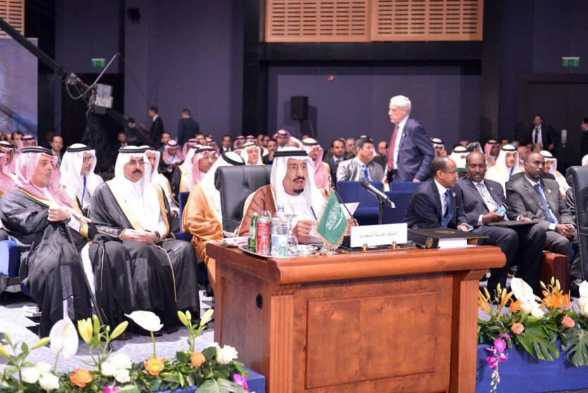 العاهل السعودي في القمة العربية الاخيرة 