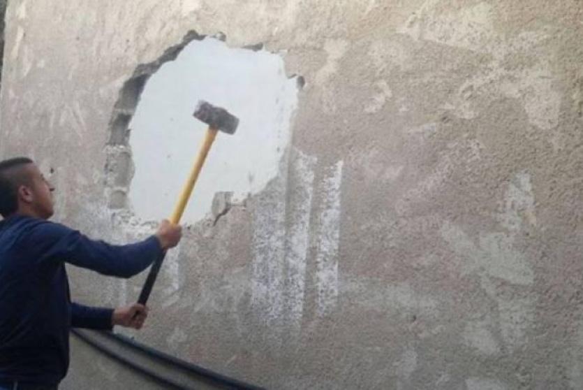 ارشيف- مواطن مقدسي يهدم جزء من منزله