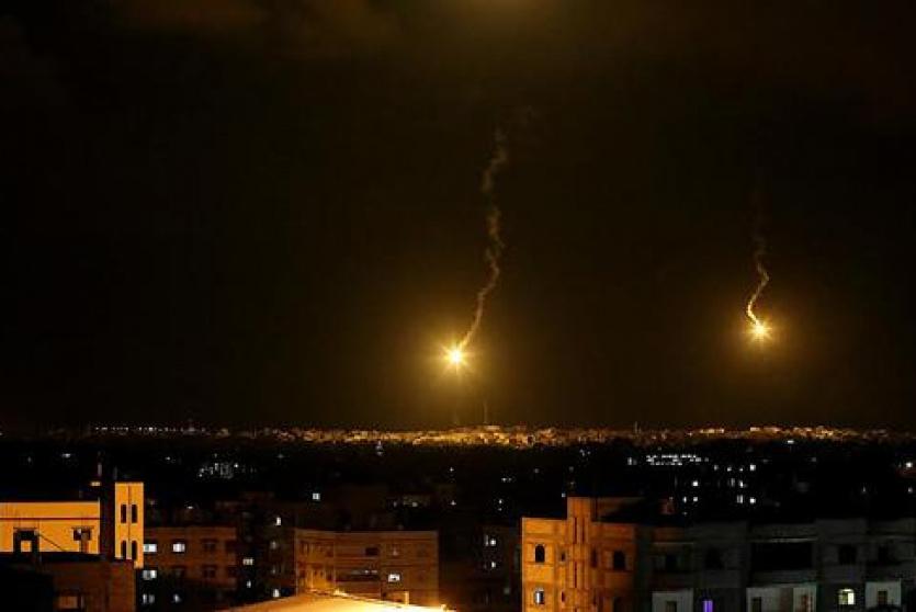 القاء قنابل انارة على حدود غزة