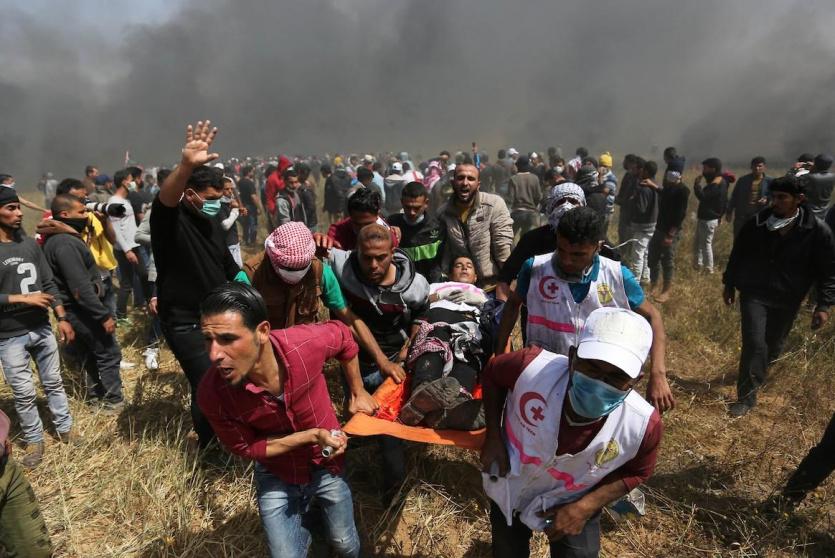 ارشيف- نقل اصابة خلال المواجهات في غزة 
