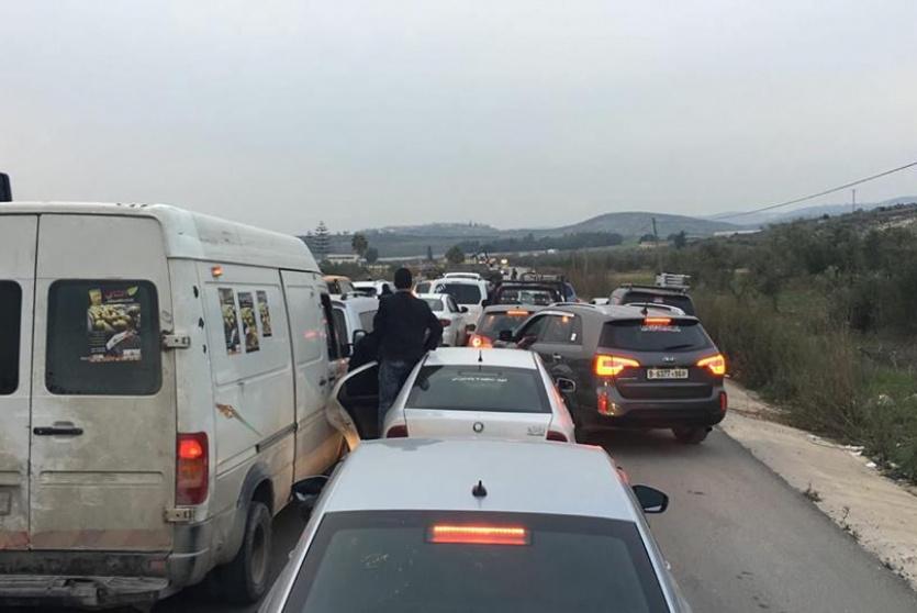 قوات الاحتلال تغلق طريق نابلس قلقيلية