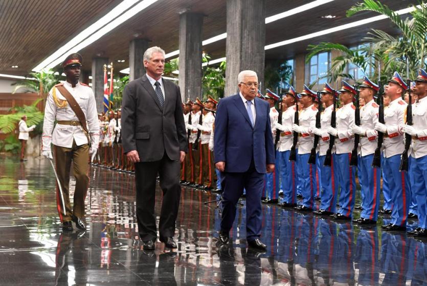 الرئيس عباس اثناء لقاء الرئيس الكوبي