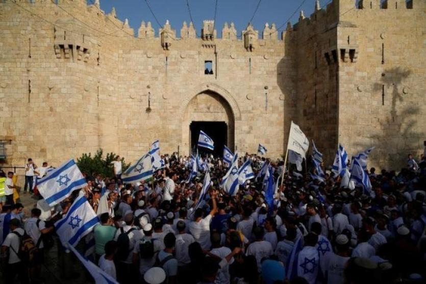مستطنون يرفعون العلم الاسرائيلي قرب المسجد الاقصى