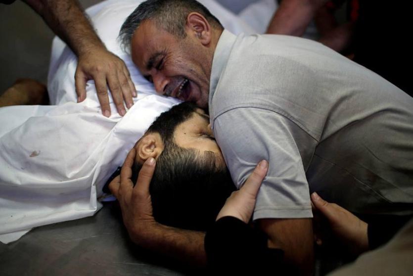اب يودع ابنه الشهيد في غزة