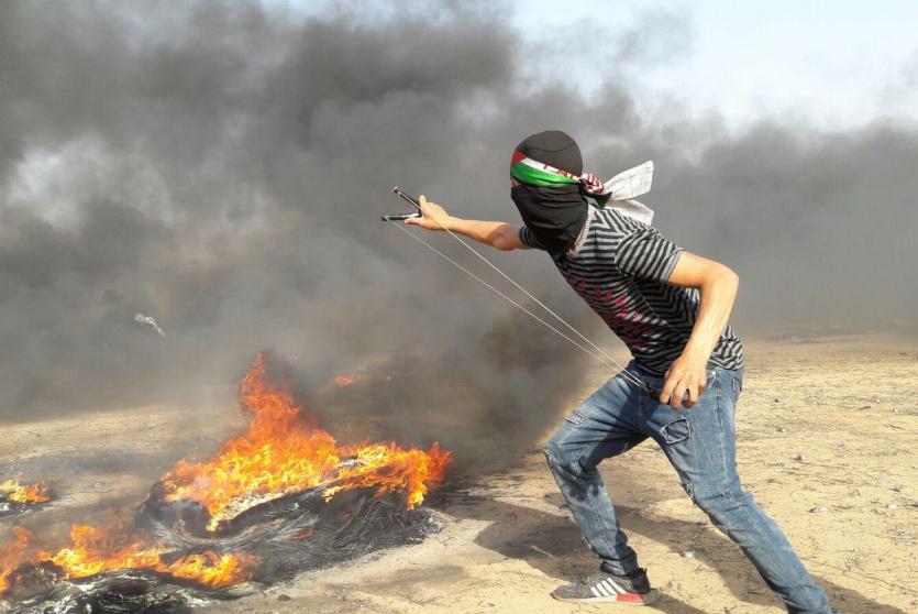 متظاهر على حدود غزة في الجمعة الثامنة