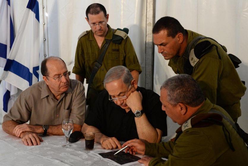 نتنياهو مع قادة اجهزته العسكرية 