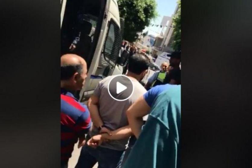 صورة لاعتقال المواطنين من قبل الشرطة امس