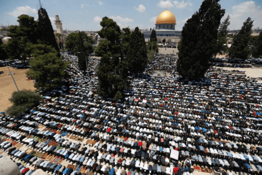 نحو 300 ألف مصل يؤدون صلاة الجمعة الرابعة في الاقصى