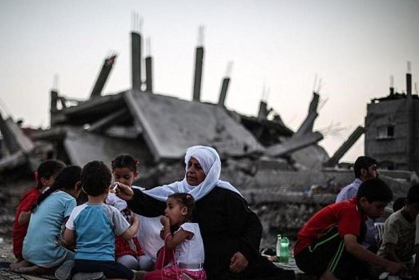 مسنة فلسطينية فوق ركام المنازل التي دمرها الاحتلال