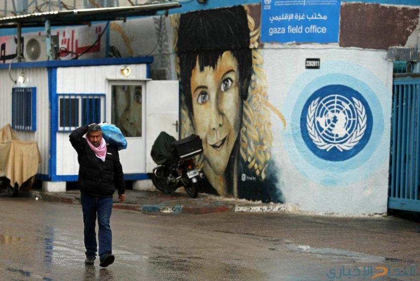 لاجئ أمام احد مكاتب الاونروا في غزة