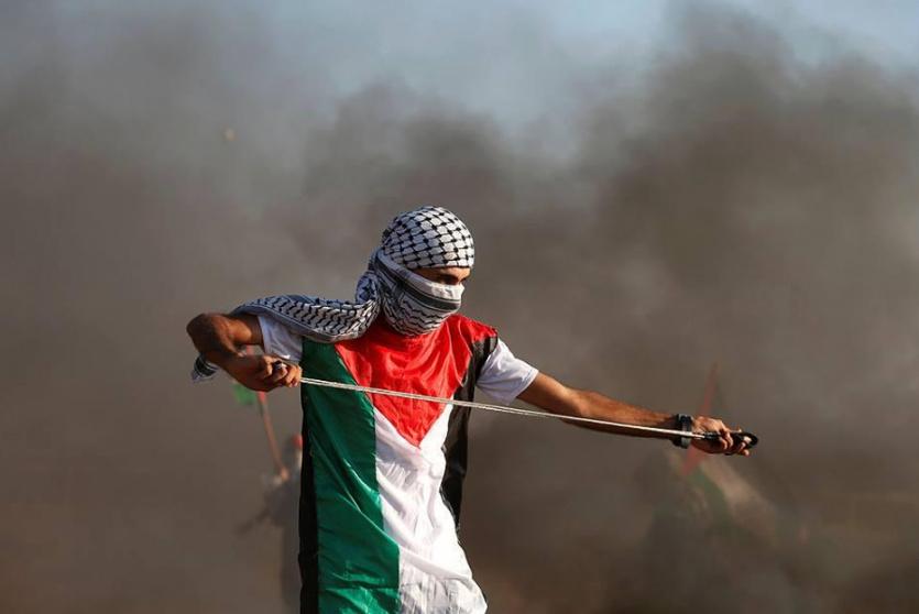 شاب خلال فعاليات مسيرة العودة على حدود غزة