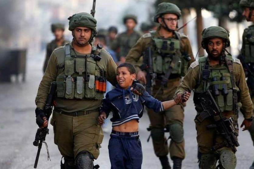 قوات الاحتلال خلال اعتقال طفل- ارشيف
