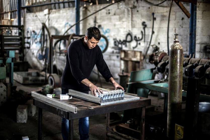  أحد المصانع في غزة