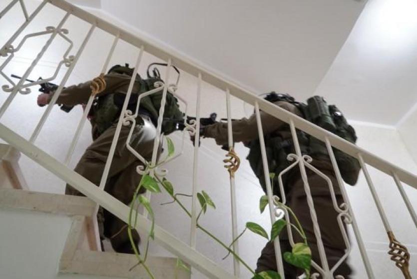 جنود الاحتلال خلال اقتحام منزل فلسطيني