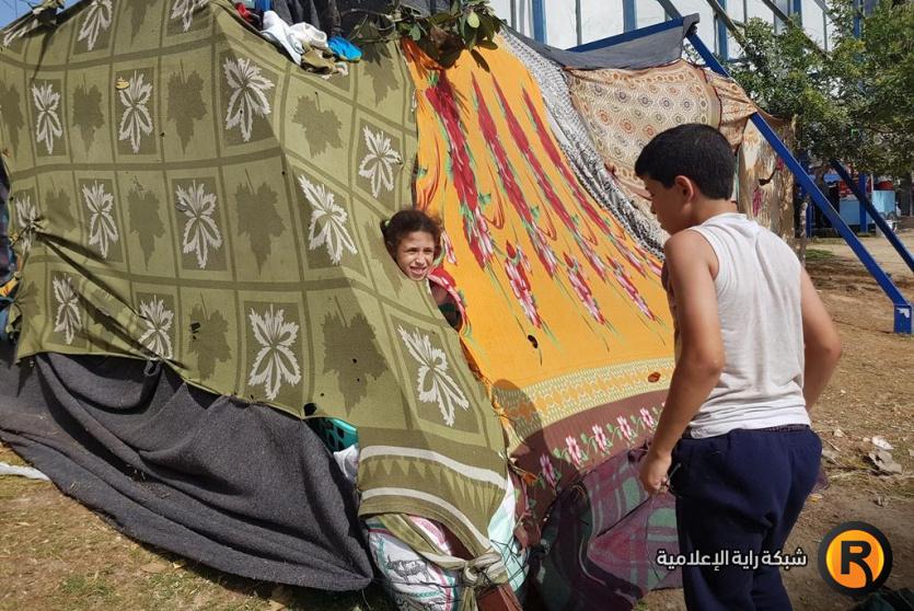عائلة تسكن في خيمة في ساحة السرايا وسط غزة