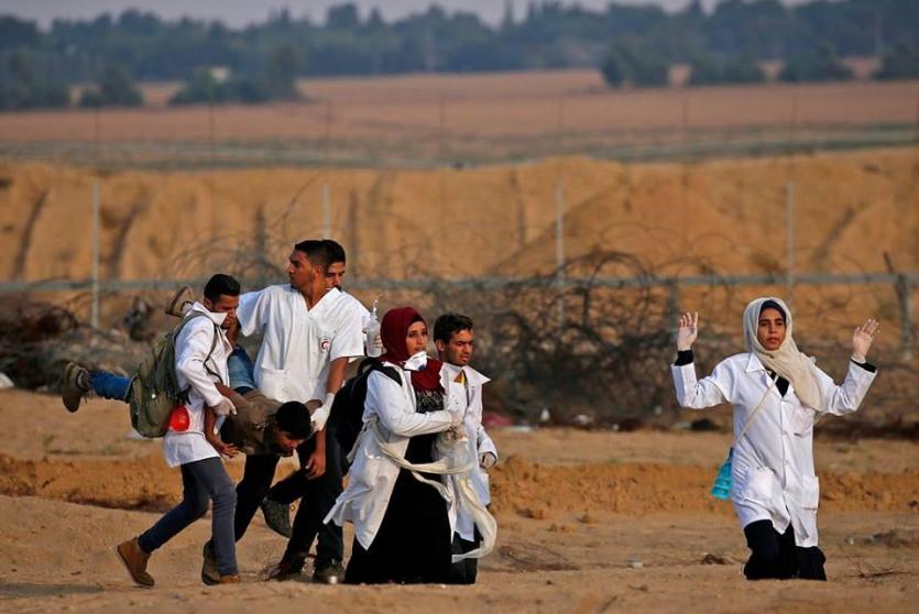 مسعفون ينقلون احدى الاصابات من شرق قطاع غزة