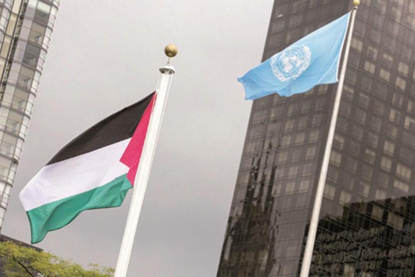 علم فلسطين امام مقر الامم المتحدة 