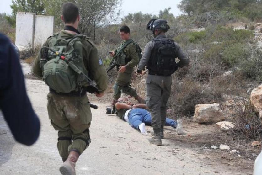 جنود الاحتلال خلال اعتقال شاب فلسطيني- ارشيف