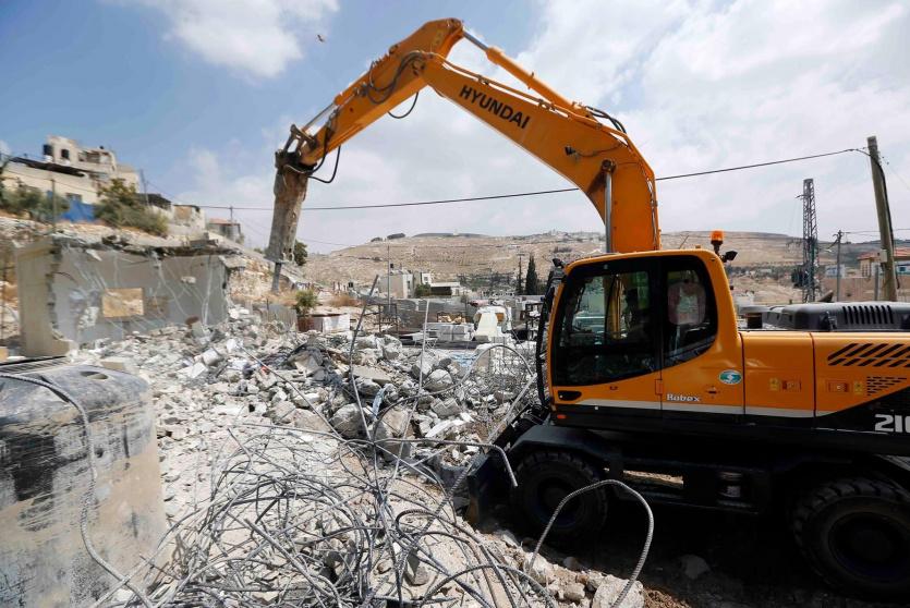 جرافات الاحتلال خلال هدم منزل فلسطيني- ارشيف 