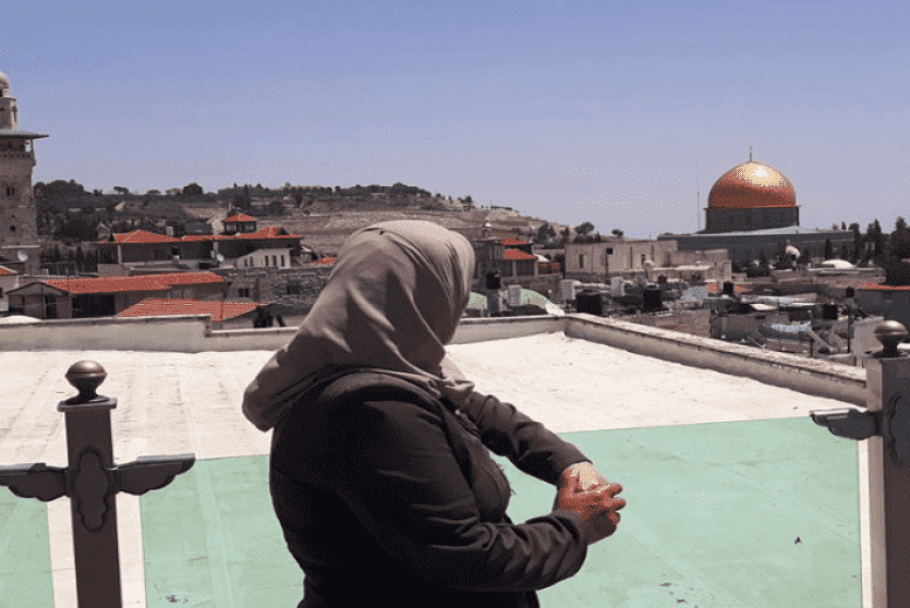 الاحتلال يُبعد مواطنة مقدسية عن