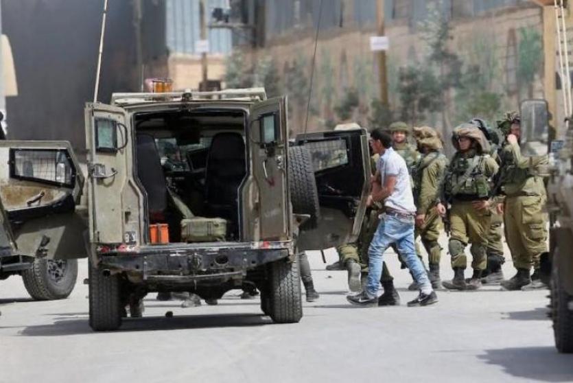 قوات الاحتلال خلال اعتقال شاب فلسطيني- ارشيف