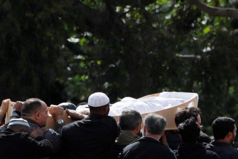 مسلمون يشيعون جثمان أحد ضحايا المجزرة