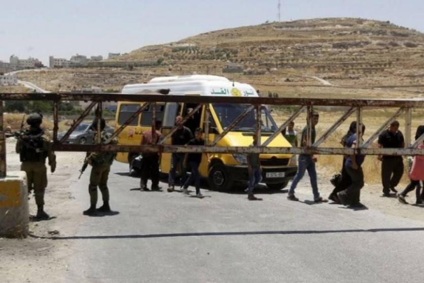 قوات الاحتلال خلال فرض اغلاقات على الفلسطينيين- ارشيف