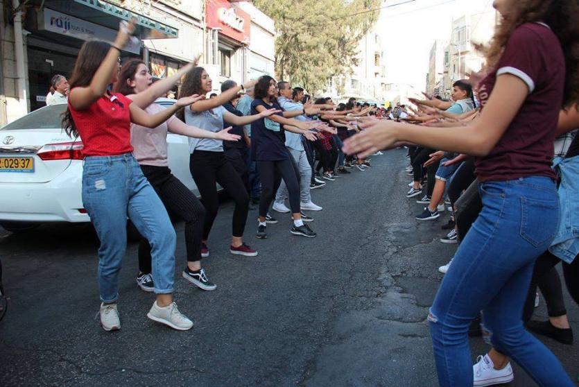 رقصة شعبية لشباب القدس داخل احياء المدينة 