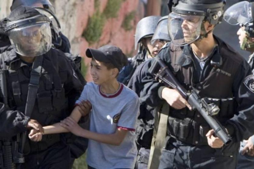 قوات الاحتلال خلال اعتقال طفل فلسطيني