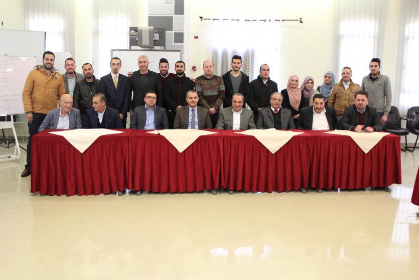 غرفة محافظة الخليل تختتم دورة التجارة الإلكترونية