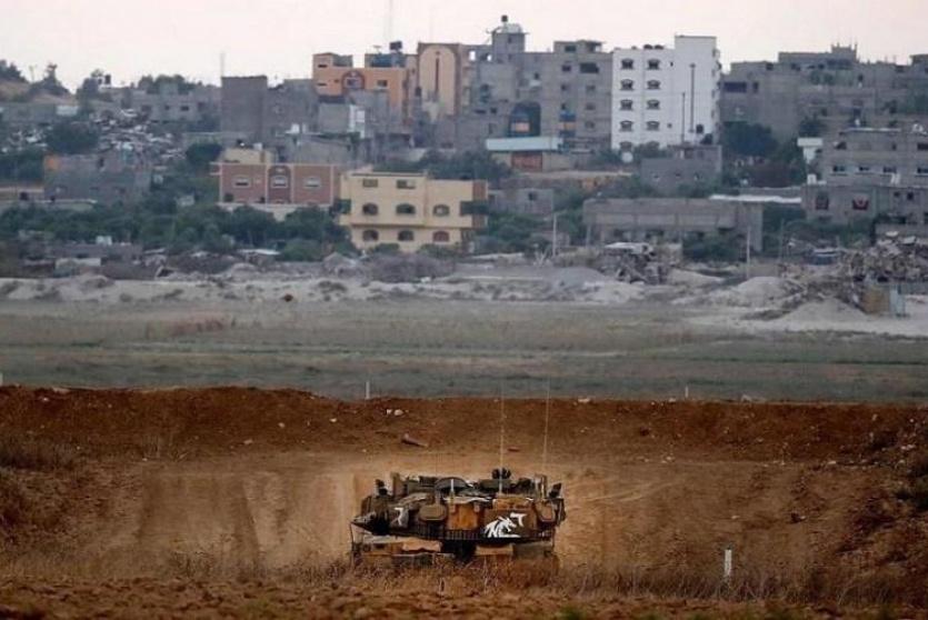 دبابة للاحتلال تتمركز على حدود غزة- ارشيف