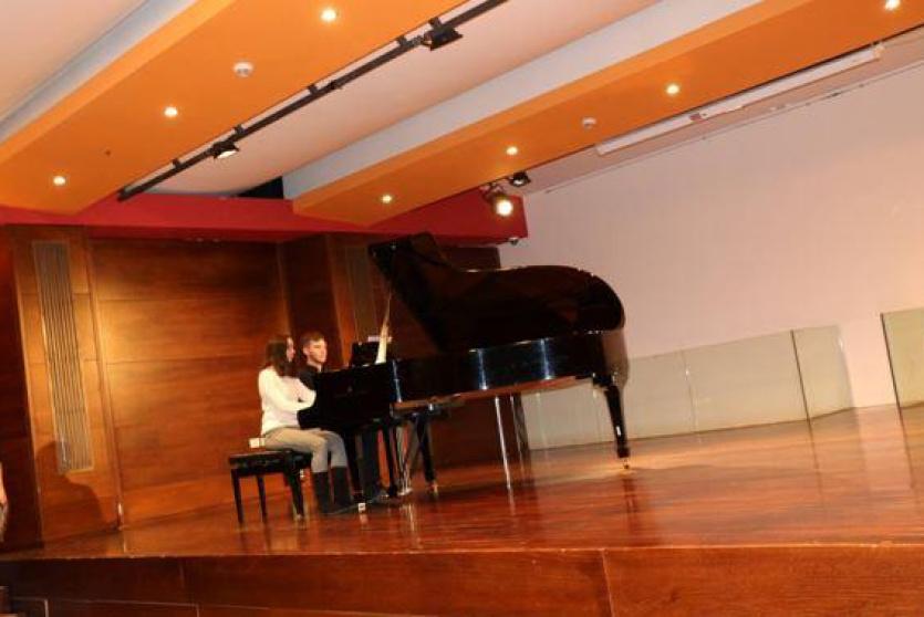 عروض موسيقية على آلة البيانو في القدس وبيت لحم ورام لله