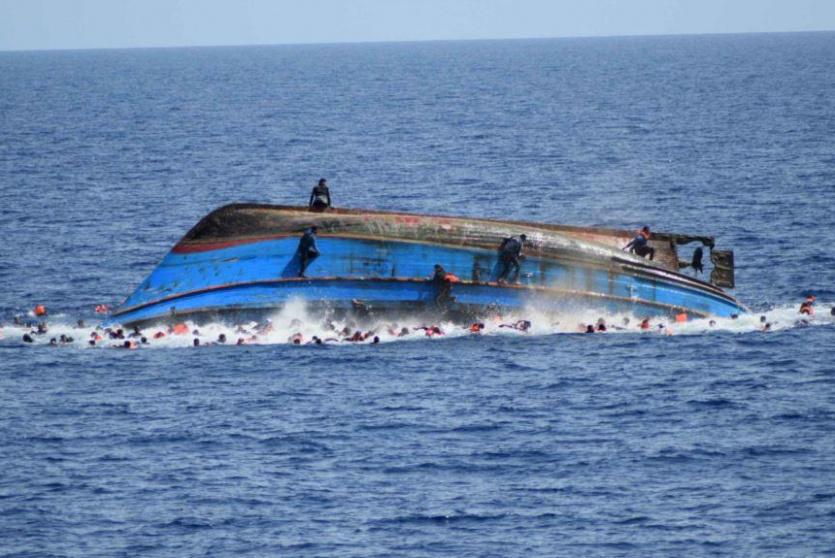 غرق قارب محمل بالمهاجرين
