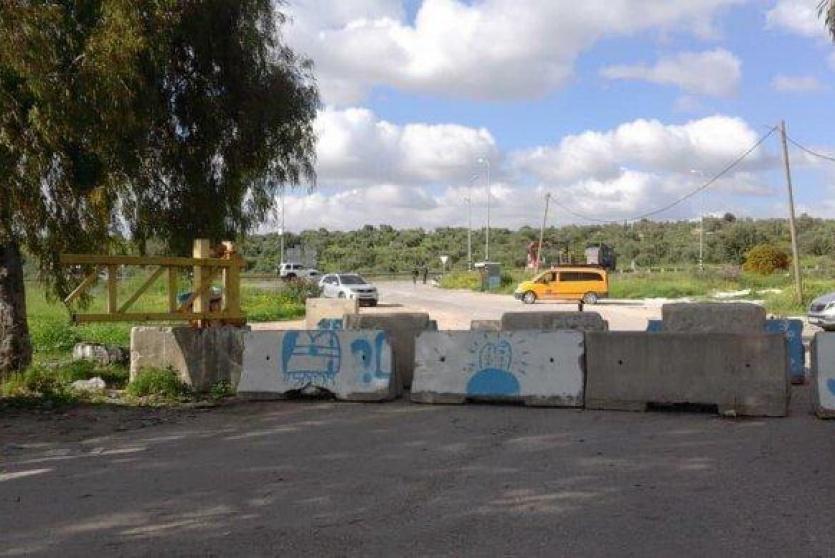 الاحتلال يواصل إغلاق مدخل بلدة عزون