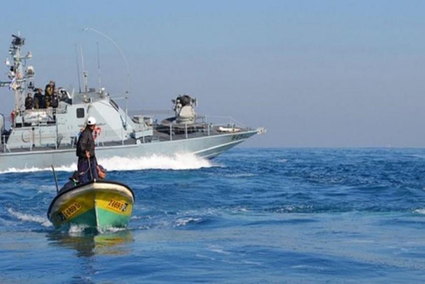 بحرية الاحتلال تلاحق صيادا في بحر غزة- ارشيف