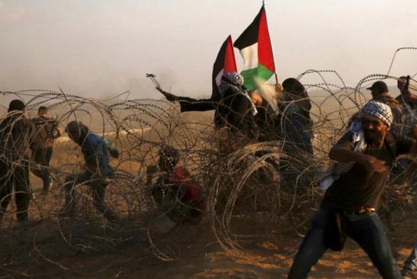 متظاهرون يقصون السياج الفاصل شرق غزة 