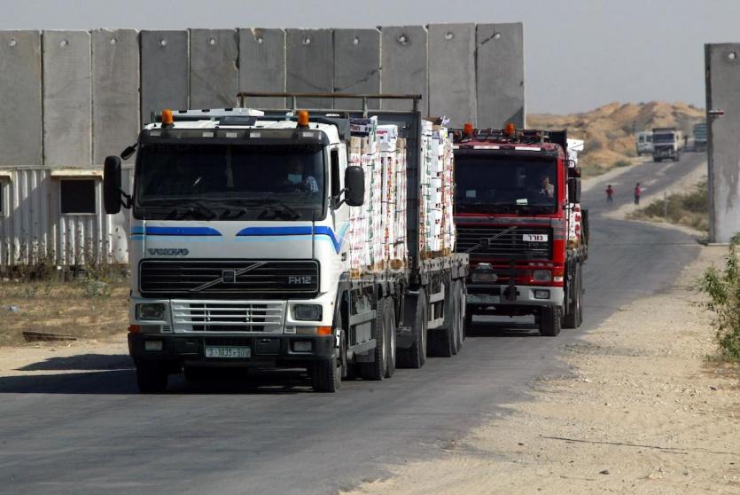 شاحنات بضائع عبر كرم أبو سالم